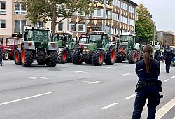 Am Vormittag blockieren Landwirte mit ihren Maschinen das Westerntor in Paderborn. - Ralph Meyer
