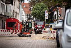 Auf der Breiten Straße sind die Bauarbeiter auf den letzten Metern angelangt. Zum Ende des Monats sollen sie fertig sein. - Torben Gocke
