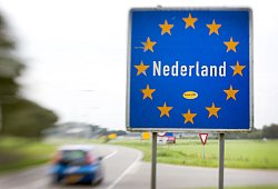 Bei Corona-Verdacht reagiert jedes Land nach eigenen Regeln - Friso Gentsch/dpa