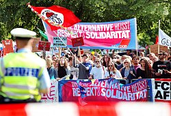 Deutlich in der Überzahl waren die Gegendemonstranten auf dem Dreiecksplatz. 600 waren es nach polizeilichen Angaben. - Patrick Menzel