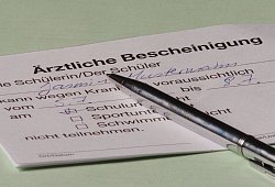 In vielen Schulen verlangen Lehrer von Sch&uuml;lern &auml;rztliche Atteste, wenn sie nicht am Unterricht oder Klausuren teilnehmen k&ouml;nnen, obwohl das rechtswidrig ist. - imago images