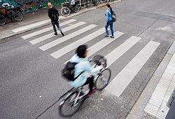 Radfahrer und Fußgänger überqueren einen Zebrastreifen - Christoph Soeder/dpa/dpa-tmn