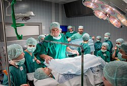 Zur Übung: „Patient" Jonathan muss sich im OP keine Sorgen machen – heute wird nicht gepikst und nicht geschnitten. - Torben Gocke