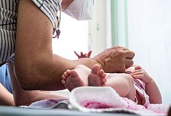 Ein Kinderarzt verabreicht einem Kleinkind eine Impfung. - Fabian Sommer/dpa