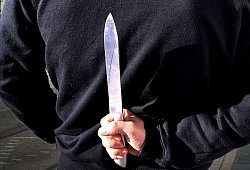 Am Dienstag, 4. Juni, zückte ein Räuber sogar sein Messer, um eine 30-jährige Mutter, die gerade ihre Tochter abschnallte, auszurauben. - Symbolfoto: Andreas Frücht