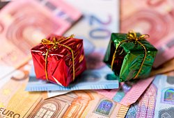 Miniaturweihnachstgeschenke kiegen auf Geldscheinen - Monika Skolimowska/dpa/dpa-tmn