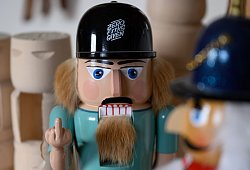 Erzgebirgischer Nussknacker zeigt Billig-Kopie den Finger - Hendrik Schmidt/dpa