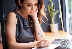 Eine Frau arbeitet in einem Caf&eacute; am Laptop - Christin Klose/dpa-tmn