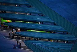 Fahrgäste und ein Bus der Firma Flixbus am ZOB Berlin - Sebastian Gollnow/dpa/dpa-tmn