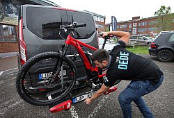 Kompakt, leicht und rasch angebracht: Bünyamin Dede montiert einen Heckfahrradträger. Deutlich unbequemer ist es, Räder auf dem Dach zu befestigen. - Bernhard Preuß
