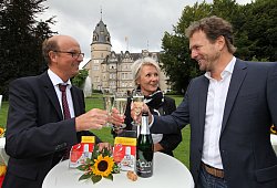 Stoßen auf gutes Gelingen und vor allem gutes Wetter an: Bürgermeister Rainer Heller, Birgit Dabbert (Leitung Veranstaltungsmanagement des Kreises) und Fest-Koordinator Christian Schneider (von links). - Preuss