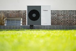 Eine Wärmepumpe an einem Haus - Daniel Reinhardt/dpa/dpa-tmn