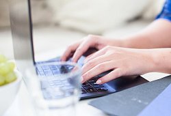Frau arbeitet an einem Laptop - Christin Klose/dpa-tmn