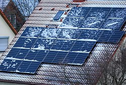 D&uuml;nne Schneedecke auf Solaranlage eines Einfamilienhauses - Jan Woitas/dpa/dpa-tmn