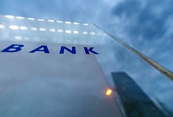 Schriftzug Bank - Andreas Arnold/dpa/dpa-tmn