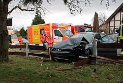 Nur noch Schrott: Der Toyota landet nach dem Verkehrsunfall in Lockhausen in einen Zaun. Der Fahrer muss schwer verletzt von der Feuerwehr aus seinem Fahrzeug befreit werden. - Daniel Hobein
