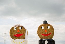 Strohfiguren einer Braut und eines Bräutigams - Julian Stratenschulte/dpa/dpa-tmn