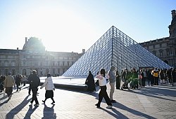 Louvre in Paris - Emma Da Silva/AP/dpa