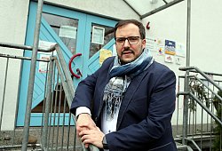 Die Lage ist ernst: Jan-Hendrik Stute (33) leitet seit vier Jahren die DRK-Kita Weltweit im Ostmannturmviertel. Am Eingang hängen allerlei Hinweisschilder, die auf die aktuellen Vorschriften hinweisen. Trotzdem gab es hier mehrere Coronafälle – mit weitreichenden Folgen. - Wolfgang Rudolf