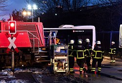 Zug kollidiert mit Bus in Hamburg - Marcus Golejewski/dpa