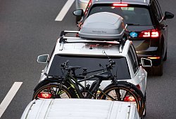 PKW mit Fahrrädern und Dachbox im Stau - Jonas Walzberg/dpa/dpa-tmn