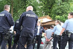 Einer der mutmaßlichen Rädelsführer, kurz bevor er von Beamtinnen abgeführt wird. - Jobst Lüdeking