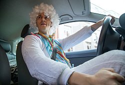 Mit einem Kostüm bekleideter Mann sitzt in einem Auto - Christin Klose/dpa-tmn