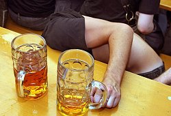 Ein Betrunkener sitz zusammengesunken in einem Bierzelt - Karl-Josef Hildenbrand/dpa/dpa-tmn