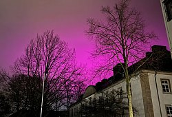 Paderborn-Schlo&szlig; Neuhaus, 28. November 2025: Pinkes Leuchten aus dem SCP-Stadion ist in Schlo&szlig; Neuhaus zu sehen - 1 - Tobias Scholz