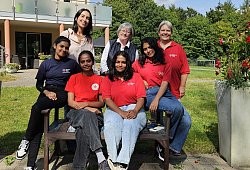 pm-2025-15_indische-fachkrafte-bei-drk-betreuung-und-pflege-in-lippe-ggmbh - 1 - 1 - DRK Lippe/ Riemann