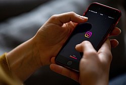 Instagram-Logo ist auf einem Smartphone zu sehen - Fabian Sommer/dpa/dpa-tmn