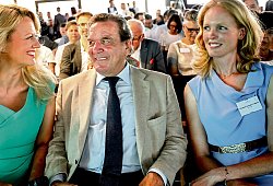 Eingerahmt: Gerhard Schröder 2017 in Bielefeld zwischen Barbara Schöneberger (l.) und Elizabeth Herzogin in Bayern. - Sarah Jonek