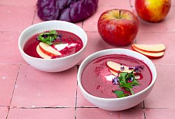 Rotkohlsuppe mit Kokosmilch und Apfel - Ariane Bille/BVEO/dpa-tmn