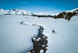 Winterwanderer in Nauders - Florian Albert/TVB Tiroler Oberland Nauders/dpa-tmn