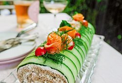 Gerollte Brottorte mit Krabbenfüllung - Michaela Fuchs/Christian Verlag/dpa-tmn