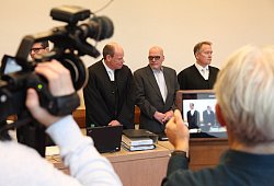 Rolf Herbrechtsmeier steht seit Mittwochmorgen vor Gericht. Angesetzt sind 40 Prozesstage. - Bernhard Preuß