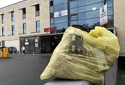 Ganz ordnungsgemäß scheint dieser Gelbe Sack nicht gefüllt zu sein, Papier gehört dort jedenfalls nicht hinein. Momentan ist der Rewe-Markt an der Osterstraße (im Hintergrund) die einzige Ausgabestelle in der Stadt. - Sven Kienscherf