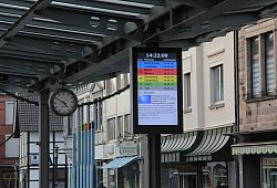 Immer informiert: Die digitale Anzeigetafel am Bustreffpunkt zeigt jetzt auch LZ-Nachrichten. Weitere digitale Informationen k&ouml;nnte es bald &uuml;ber die gro&szlig;en Navigations-Plattformen geben. - Carolin Brokmann