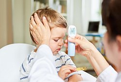 Hohes, lange andauerndes Fieber bei Kindern ist eines der Hauptsymptome von PIMS. - picture alliance