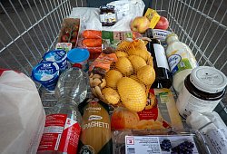 Waren im Einkaufswagen - Soeren Stache/dpa