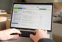 Ein Mann macht über Elster-Online seine Steuererklärung - Robert Günther/dpa-tmn