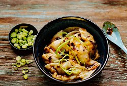 Wantan-Teigtaschen mit Chili-Öl - asiastreetfood.com/dpa-tmn
