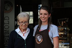 Erika Schnelle von der Buchhandlung und Katharina Hellmeier, Mitarbeiterin im Café Verve. - Patrizia Lerch