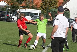 Julian Jobstmeier von der SG Hiddesen-Heidenoldendorf setzt sich vor den Augen seines Trainers Markus Rüschenpöhler (rechts) gegen den Brakeler Marc Schuster (links) durch. - Sebastian Lucas