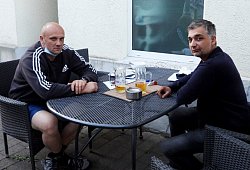 Vladas Ciziunas und Ergün Evren sitzen auf der Terrasse am Bistro Liban und überlegen, wie die ausweglose Situation bewältigt werden kann. - Anke Schneider