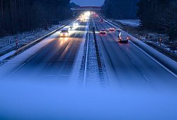 Autos fahren bei Schnee auf der Autobahn - Patrick Pleul/dpa/dpa-tmn