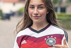 Cosma Abendroth zeigt stolz auf das DFB-Wappen. Mit der Einladung zum Lehrgang in Duisburg ist auch ihr erster Einsatz in der Nationalmannschaft näher gerückt. - Volker Abendroth