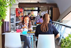 In Restaurants müssen Gäste ihre Daten auf Formularen eintragen. - picture alliance/dpa