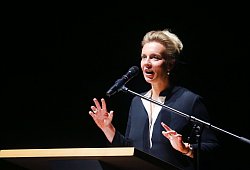 Ina Brandes (CDU) stellt Spielpläne der vier nordrhein-westfälischen Landestheater vor. - Roland Weihrauch/dpa