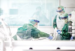 Die Behandlung von schwerkranken Covid-19-Patienten hat sich verbessert, doch nach wie vor sterben 30 bis 60 Prozent der Intensivpatienten an Covid-19- - picture alliance